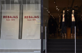 ep archivo   entrada de una tienda con carteles de rebajas en una calle comercial del centro de