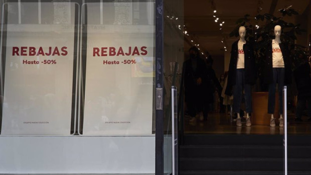 ep archivo   entrada de una tienda con carteles de rebajas en una calle comercial del centro de