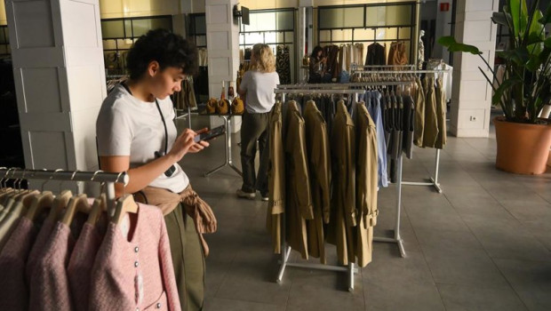 ep archivo   interior de una tienda de ropa en santander durante el apagon a 28 de abril de 2025 en