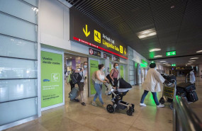 ep archivo   pasajeros llegan al aeropuerto adolfo suarez madrid barajas