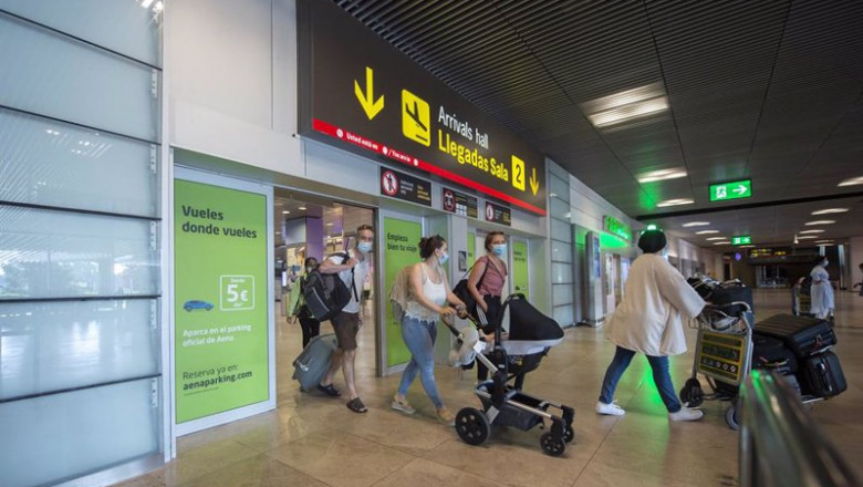 ep archivo   pasajeros llegan al aeropuerto adolfo suarez madrid barajas