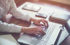ep archivo   recurso de una mujer escribiendo en un ordenador portatil