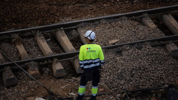 ep archivo   un operario trabaja en la reparacion de las vias del tren de alfafar tras el paso de la