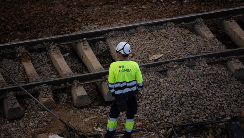 Archivo - Un operario trabaja en la reparación de las vías del tren de Alfafar, tras el paso de la DANA, a 7 de noviembre de 2024, en Alfafar, Valencia, Comunidad Valenciana (España). El Boletín Oficial del Estado (BOE) ha publicado hoy la declaración de | Alejandro Martínez Vélez - Europa Press - Archivo ep archivo un operario trabaja en la reparacion de las vias del tren de alfafar tras el paso de la