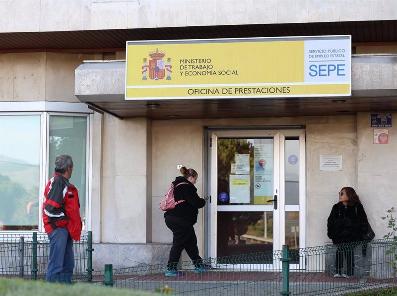 El paro sube en 22.101 personas en octubre por el fin del verano, pero sigue en mínimos de 2007