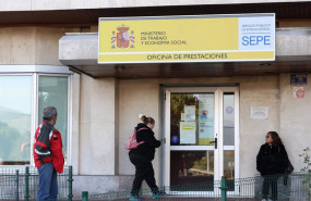 ep archivo   una mujer pasa a una oficina del sepe