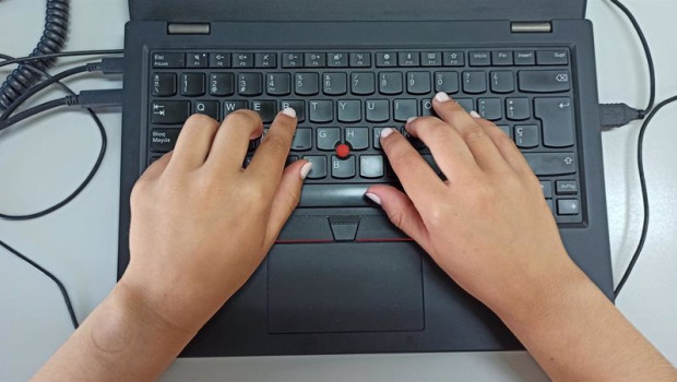 ep archivo   una persona utiliza un ordenador