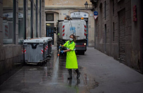 ep archivo   una trabajadora limpia una via de barcelona a 26 de julio de 2021 en barcelona