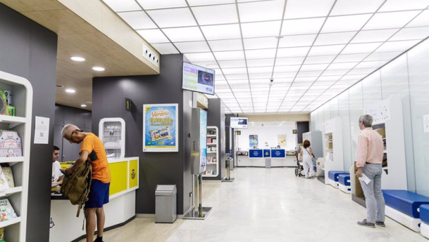 ep archivo   varias personas en la oficina de correos de la calle conde de penalver a 21 de julio de