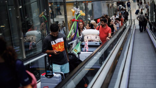 ep archivo   varias personas en una escalera mecanica de la terminal t4 del aeropuerto adolfo