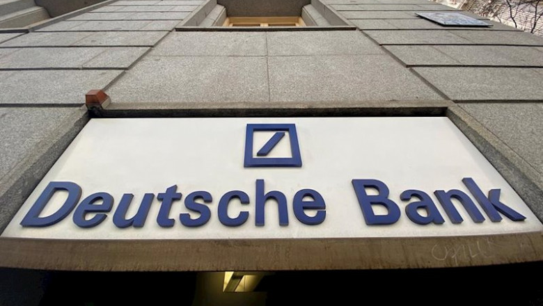 ep cartel de deutsche bank en una sucursal de madrid tras el incremento del 129 en la bolsa de