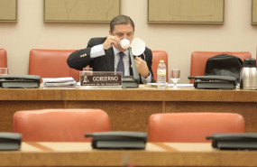 ep el ministro de agricultura pesca y alimentacion luis planas bebe de una taza a su llegada a una