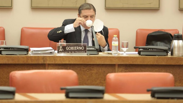 ep el ministro de agricultura pesca y alimentacion luis planas bebe de una taza a su llegada a una