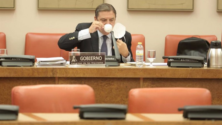 ep el ministro de agricultura pesca y alimentacion luis planas bebe de una taza a su llegada a una