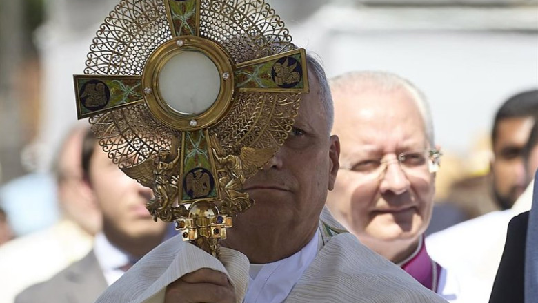 ep el papa leon xiv preside la procesion de la festividad del corpus christi en la plaza de cibeles