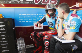 ep el piloto espanol de moto2 augusto fernandez habla en su box durante los test de catar