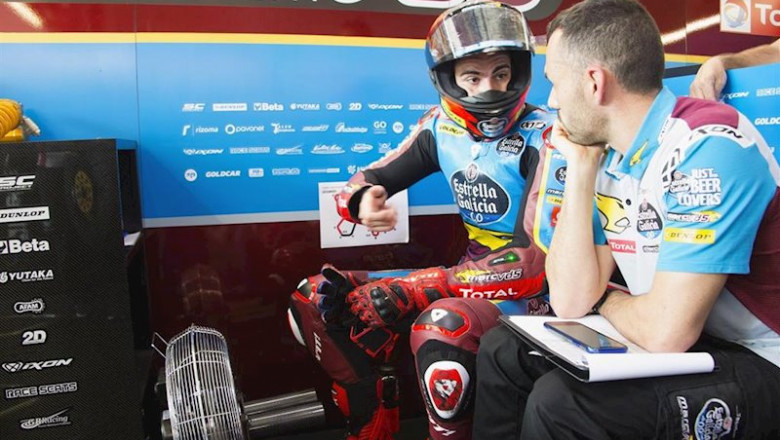 ep el piloto espanol de moto2 augusto fernandez habla en su box durante los test de catar ep el piloto espanol de moto2 augusto fernandez habla en su box durante los test de catar