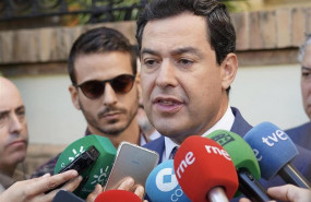 ep el presidente de la junta de andalucia juanma moreno atendiendo a los periodistas este viernes en