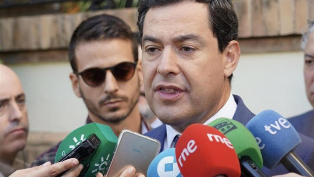 ep el presidente de la junta de andalucia juanma moreno atendiendo a los periodistas este viernes en