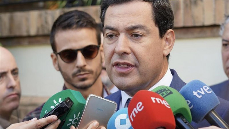 ep el presidente de la junta de andalucia juanma moreno atendiendo a los periodistas este viernes en