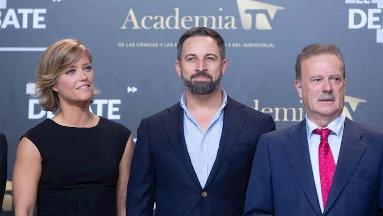 El presidente de Vox, Santiago Abascal, acompañado por la presidenta de la academia de la televisión, María Casado y el presidente emérito de la academia de televisión, Manuel Campo Vidal, llega al debate electoral en televisión | Ricardo Rubio - Europa Press ep el presidente de vox santiago abascal acompanado por la presidenta de la academia de la