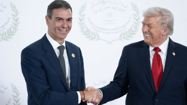 ep el presidente del gobierno pedro sanchez i saluda al presidente de estados unidos donald trump d