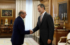 ep el rey felipe vi saluda al diputado del prc jose maria mazon con el que inicia una ronda de