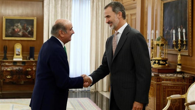 El rey Felipe VI saluda al diputado del PRC, José María Mazón, con el que inicia una ronda de consultas con los partidos del Parlamento, que puede desembocar en la convocatoria de nuevas elecciones generales para el día 10 de noviembre si certifica que es | Pool ep el rey felipe vi saluda al diputado del prc jose maria mazon con el que inicia una ronda de