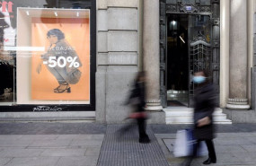 ep escaparate de una tienda salsa con descuentos de hasta el 50 a 7 de enero de 2022 en madrid