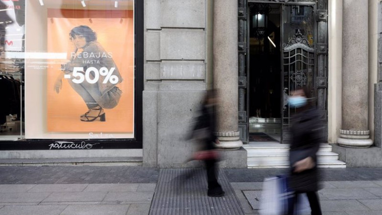 ep escaparate de una tienda salsa con descuentos de hasta el 50 a 7 de enero de 2022 en madrid