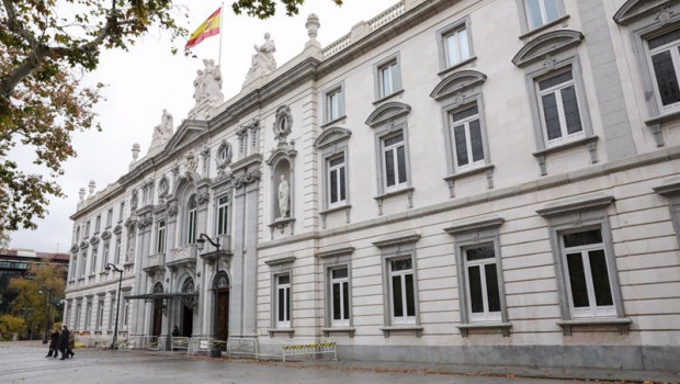 ep fachada del edificio del tribunal supremo con la bandera espanola en lo alto