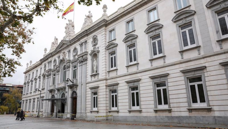 ep fachada del edificio del tribunal supremo con la bandera espanola en lo alto ep fachada del edificio del tribunal supremo con la bandera espanola en lo alto