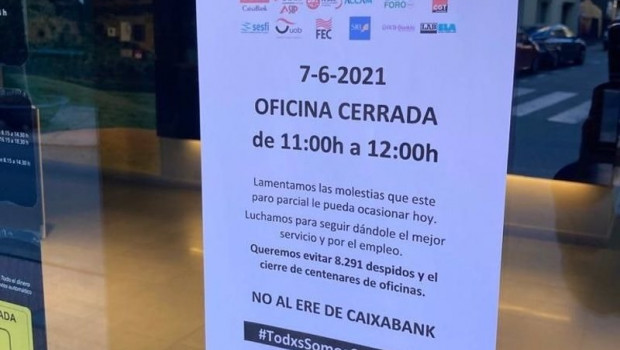 ep foto de una oficina de caixabank cerrada de 11h a 12h el 7 de junio por el paro convocado para