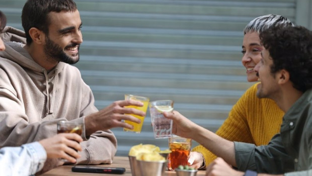 ep gente bebiendo bebidas refrescantes