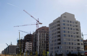 ep gruas en una zona de construccion de edificios en una imagen de archivo