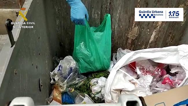 Hallan ingredientes para mojitos en contenedores y alcantarillas | GUARDIA URBANA DE BARCELONA ep hallan ingredientesmojitoscontenedoresalcantarillas