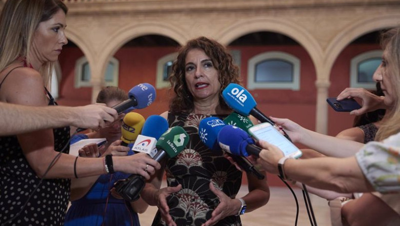 La ministra de Hacienda, María Jesús Montero, atiende a los medios de comunicación antes de participar en el encuentro organizado por Economistas contra la crisis en la sede de la Fundación Cajasol. | Joaquin Corchero - Europa Press ep la ministra de hacienda maria jesus montero atiende a los medios de comunicacion antes de