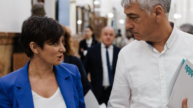 ep la ministra de vivienda isabel rodriguez y el diputado de eh bildu oskar matute durante un pleno