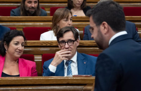 ep la portavoz del psc en el parlament alicia romero y el lider del psc salvador illa mientras pasa