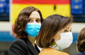 ep la presidenta de la comunidad de madrid isabel diaz ayuso al lado de la ministra de defensa