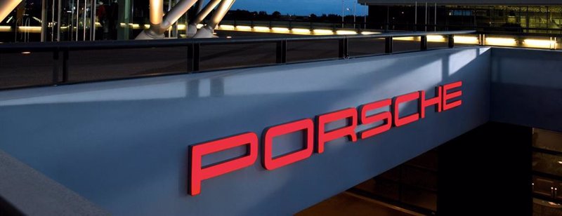 ep logotipo de porsche en uno de los vehiculos del fabricante