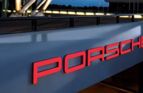 ep logotipo de porsche en uno de los vehiculos del fabricante