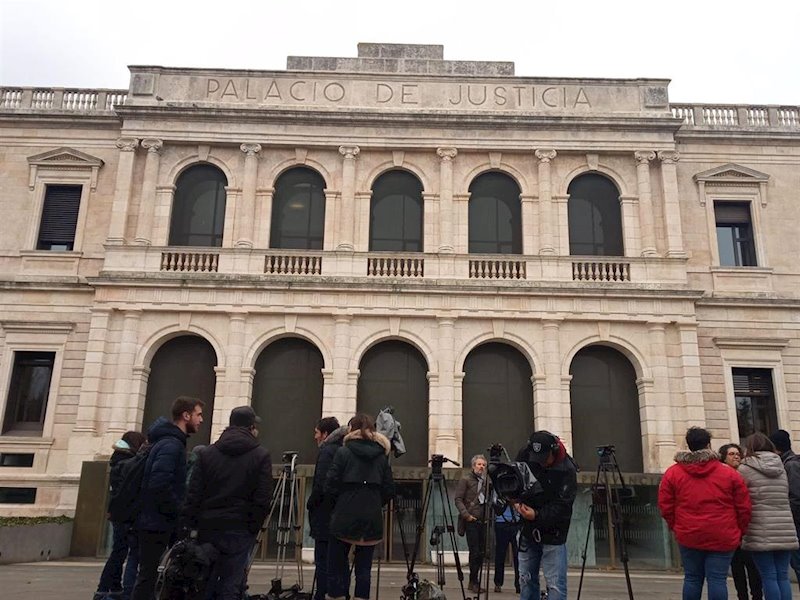 ep los medios esperan la salida de los abogados de las partes del caso arandina