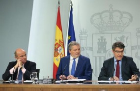 ep luisguindos inigo mendezvigo y alvaro nadalruedaprensa