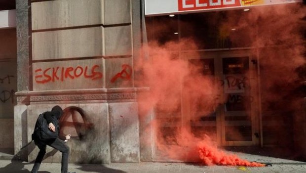 ep manifestantes atacanhuevospinturasedeccoo en barcelona durante