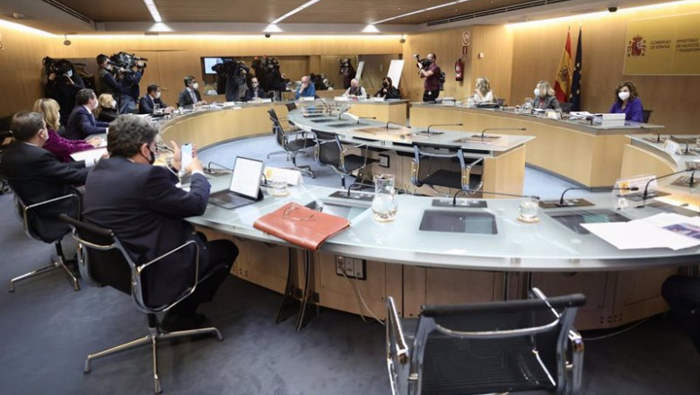 ep mesa derecha de izq dcha la vicepresidenta segunda del gobierno y ministra de trabajo yolanda