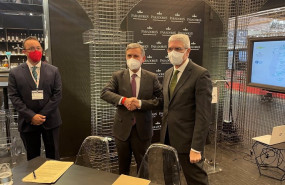 ep momento de la firma del acuerdo en fitur entre el presidente de renfe isaias taboas y el de