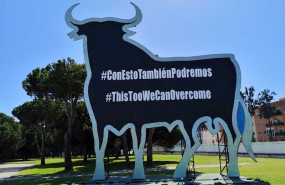 ep osborne rotula con mensaje de animo su iconico toro en el puerto de santa maria cadiz