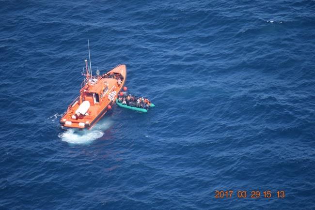 Patera rescatada por embarcación salvamento marítimo Alnitak salvamar málaga | EUROPA PRESS/SALVAMENTO MARÍTIMO ep patera rescatadaembarcacion salvamento maritimo alnitak salvamar malaga
