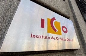 ep placa con el logo del ico instituto del credito oficial en una de las puertas de acceso de la